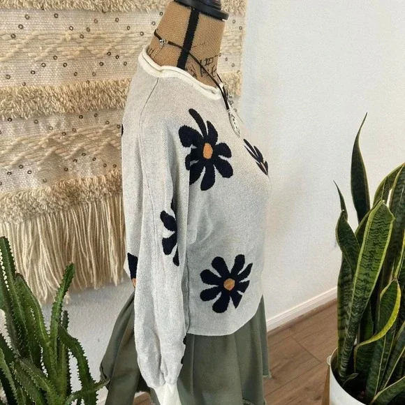 Cream and black retro daisy floral sweater with a vintage vibe small - Picture 3 of 7